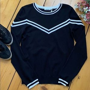 Soft crew neck Embossed sweater, like new.